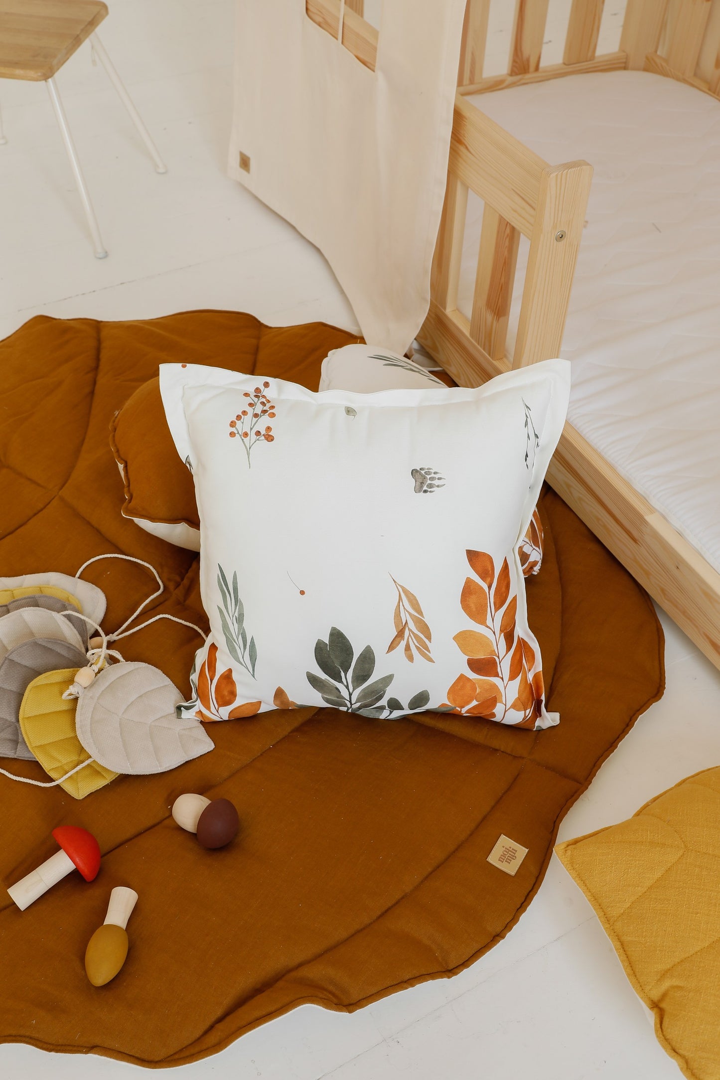 Organic Cotton and Linen Leaf Playmat - Caramel